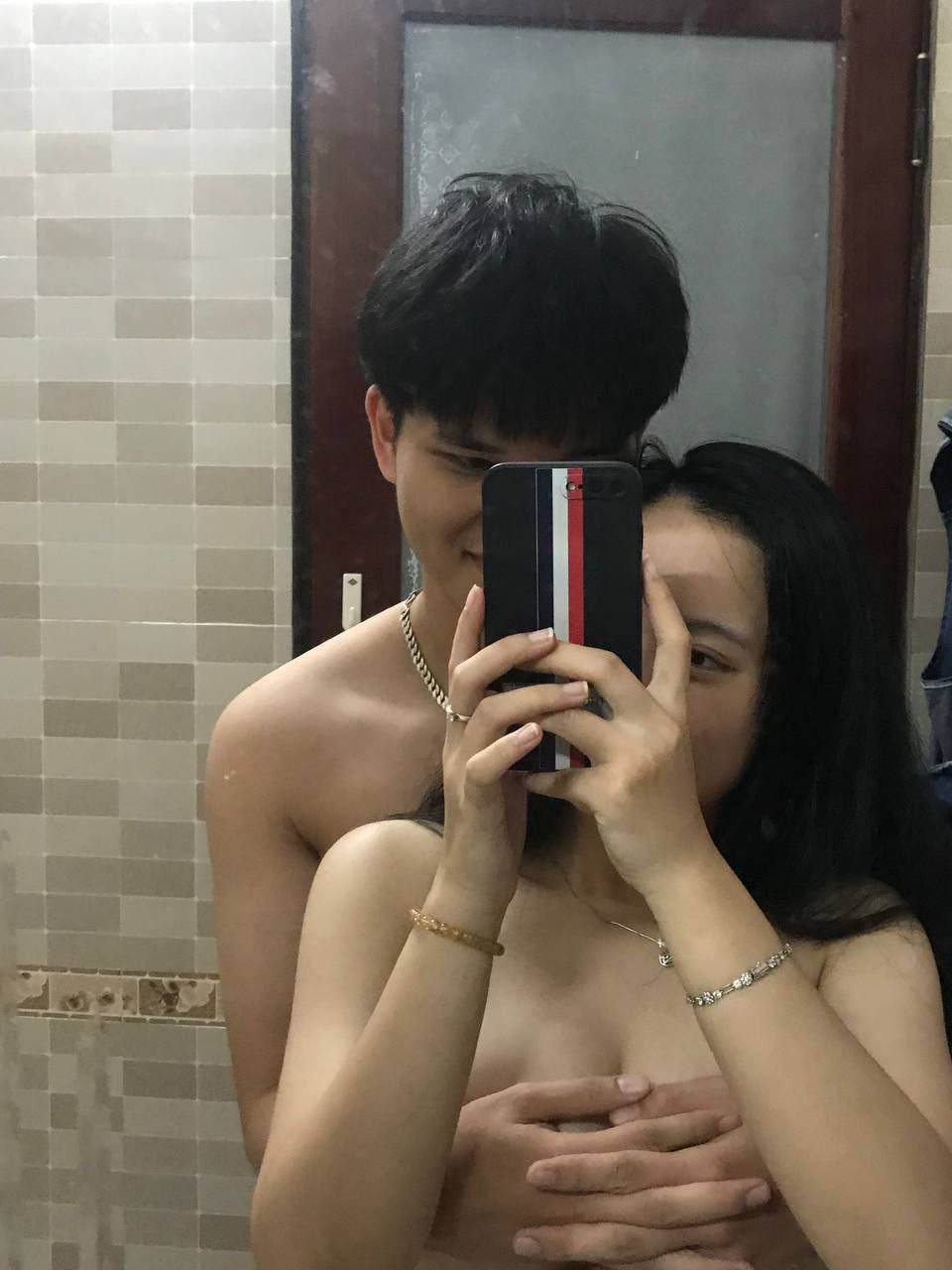 Thanh niên sục cặc ngay trước mặt mẹ kế